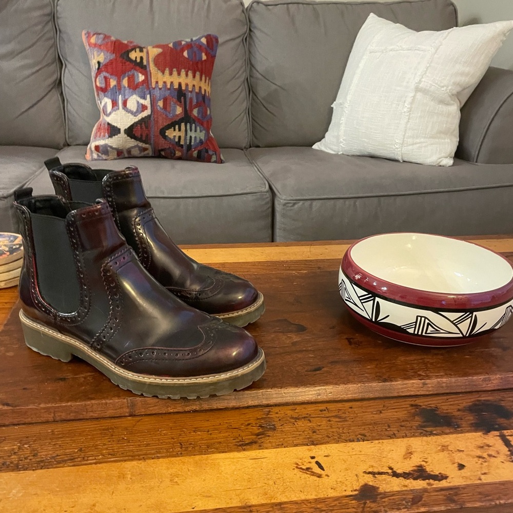 Graceland Havana V. Leather Chelsea Boots
size 8.5